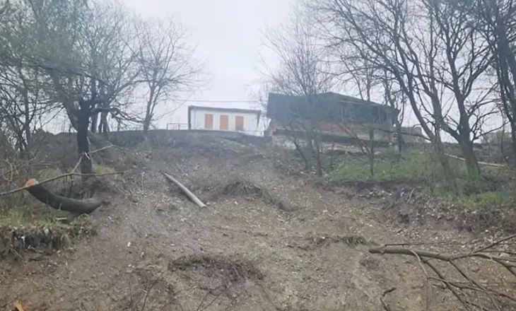 Rrëshqitja izolon lagjen “Pllakë” në Gjirokastër, banorët pa energji, rruga bllokohet nga masivi i dheut