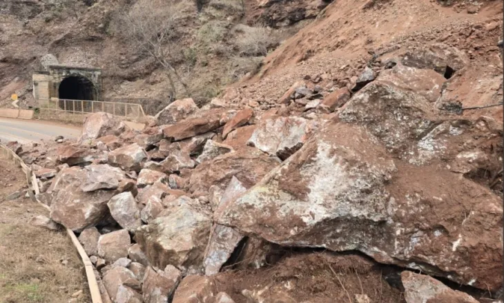 Rrëshqitja masive bllokon kalimin për të gjithë juglindjen e vendit/ Policia: Shmangni udhëtimet në drejtim të Korçës dhe…