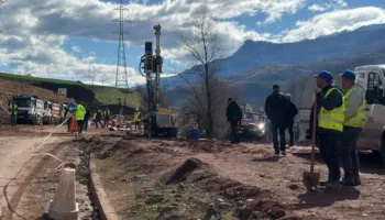 Rrëshqitja masive e tokës në aksin Përrenjas-Librazhd, shtylla e tensionit të lartë po rrëshqet, stakohet linja