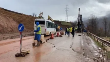 Rrëshqitje dherash dhe çarje masive të asfaltit në aksin Librazhd–Pogradec, ndalohet qarkullimi për mjetet e tonazhit të rëndë