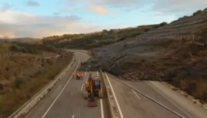 Rrëshqitje e frikshme dheu në Greqi, bllokohet autostrada, pamjet me dron tregojnë katastrofën