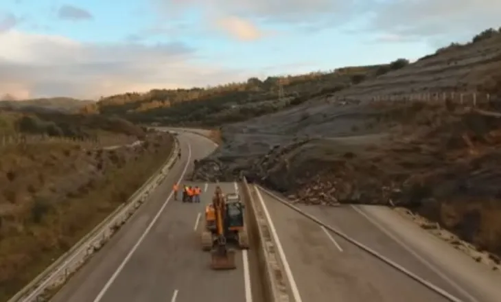 Rrëshqitje e frikshme dheu në Greqi, bllokohet autostrada, pamjet me dron tregojnë katastrofën
