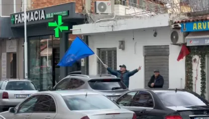 Rreth 600 qytetarë nga Vlora nisen drejt Tiranës për t’iu bashkuar protestës së opozitës