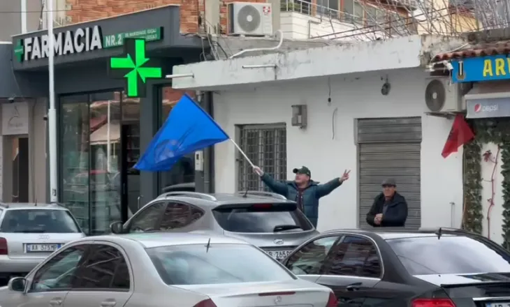 Rreth 600 qytetarë nga Vlora nisen drejt Tiranës për t’iu bashkuar protestës së opozitës