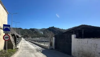 Rrezik për shembje/ Bllokohet qarkullimi i mjeteve të rënda në Urën e Digës Çengelaj në Peqin