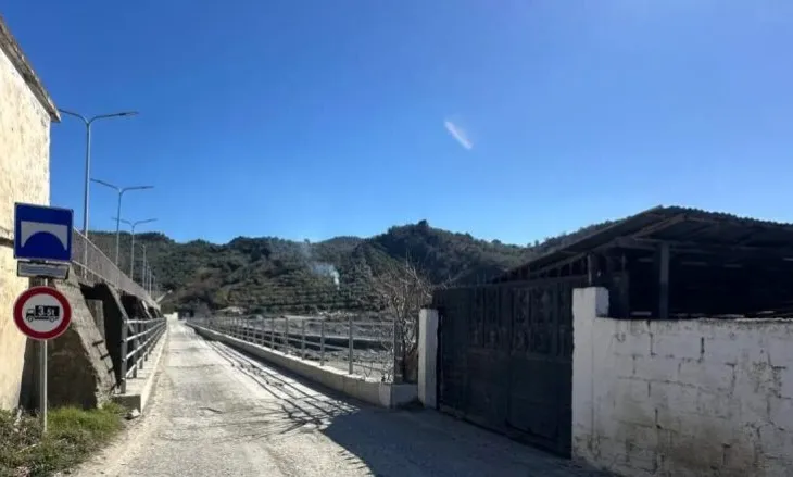 Rrezik për shembje/ Bllokohet qarkullimi i mjeteve të rënda në Urën e Digës Çengelaj në Peqin