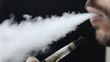 “Rrezik për zemrën dhe kancerin”/ Ekspertët francezë ngrenë shqetësimin për cigaret elektronike
