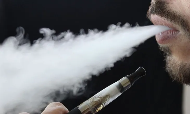 “Rrezik për zemrën dhe kancerin”/ Ekspertët francezë ngrenë shqetësimin për cigaret elektronike
