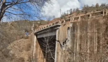 “Rrezikohet shembja e urës”, ARRSH bllokon rrugën Librazhd-Prrenjas