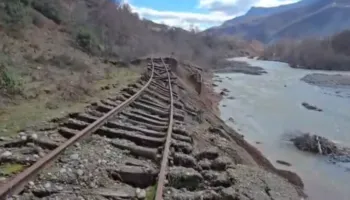 Rrëzohet edhe traseja e hekurudhës pas rënies së urës dhe shtyllës së tensionit të lartë