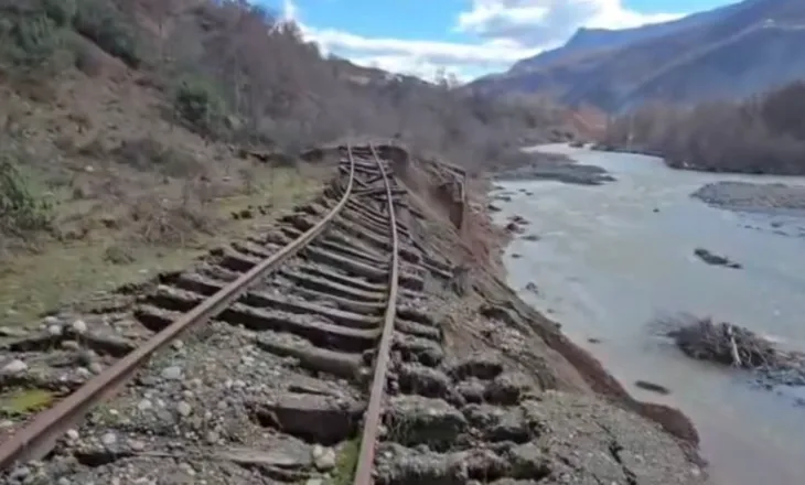 Rrëzohet edhe traseja e hekurushës pas rënies së urës dhe shtyllave elektrike