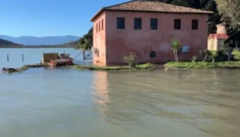 Rritet niveli i ujit në Lagunën e Nartës, shkak bllokimi i kanalit shkarkues