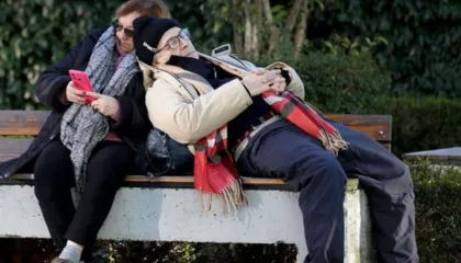 Rritet numri i të moshuarve, lindshmëria bie në nivel historik