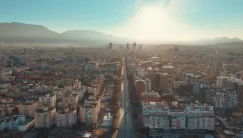 Rritja e turizmit, familjet shqiptare fituan një rekord prej 134 mln eurosh nga Airbnb në vitin 2025