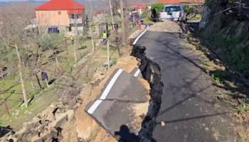 Rruga “dorëzohet” para shirave në Mallakastër, asfalti përfundon në oborrin e një shtëpie, banorët: Mungojnë standardet