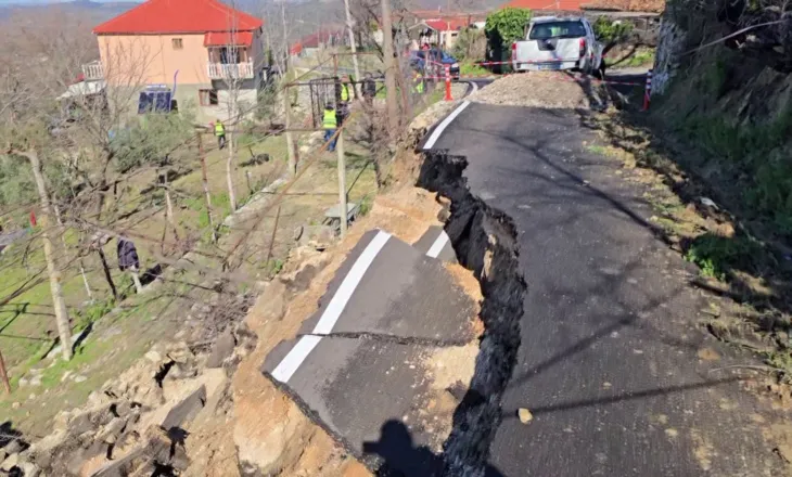 Rruga “dorëzohet” para shirave në Mallakastër, asfalti përfundon në oborrin e një shtëpie, banorët: Mungojnë standardet