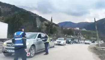 Rruga drejt juglindjes e ‘paralizuar’, radhë kilometrike trafiku
