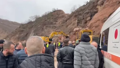 Rruga e bllokuar në Librazhd-Qafë Thanë, ambulanca kalon mbi dhe për të shpëtuar pacientët