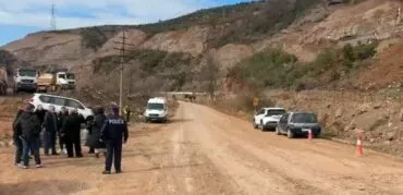 Rruga e bllokuar nga rrëshqitjet e tokës/ Krijohen momente tensioni, banorët përplasen me policinë