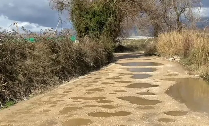 Rruga e pakalueshme/ Banorët e Fushë-Krujës në protestë: Të jesh i sëmurë mbërrin i vdekur në spital