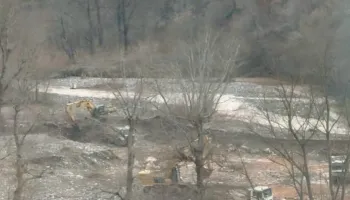 Rruga Librazhd–Prrenjas e bllokuar nga shembjet, fadromat e ANK dhe 2T nuk ndalin gërryerjen e Shkumbinit