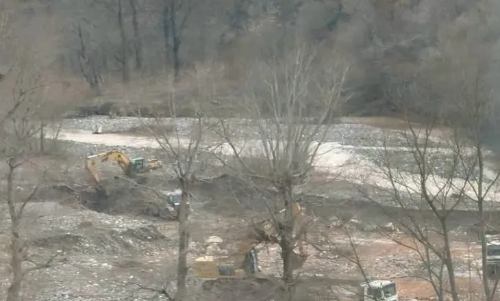 Rruga Librazhd–Prrenjas e bllokuar nga shembjet, fadromat e ANK dhe 2T nuk ndalin gërryerjen e Shkumbinit