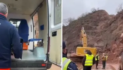 Rruga Librazhd–Qafë Thanë e bllokuar nga shembja, pacientja kalon lumin me barrelë