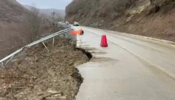 Rruga Maliq–Gramsh në gjendje kritike, aksi alternativ drejt Tiranës në rrezik