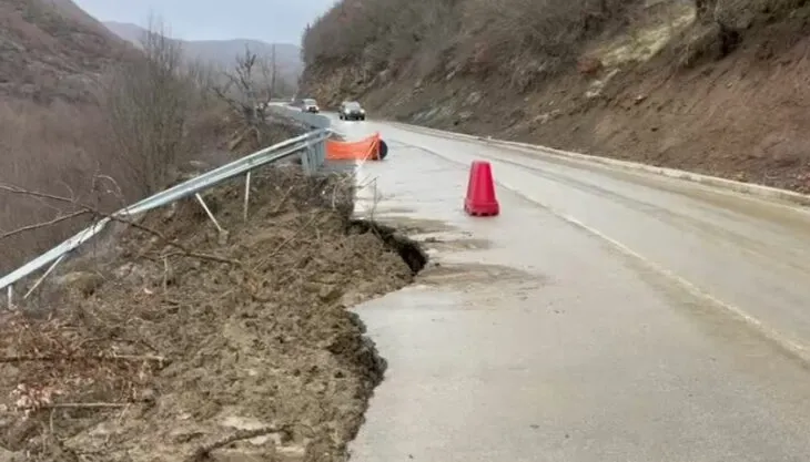 Rruga Maliq–Gramsh në gjendje kritike, aksi alternativ drejt Tiranës në rrezik