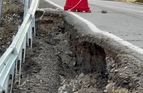Rruga Maliq–Gramsh pëson plasaritje të thella, rrezik për drejtuesit e mjeteve që përshkojnë këtë aks
