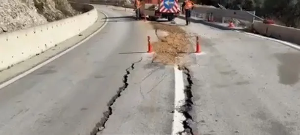 Rruget e florinjta te Rames shkaterrohen cdo dite/ çahet aksi që lidh Lumin e Vlorës me Himarën