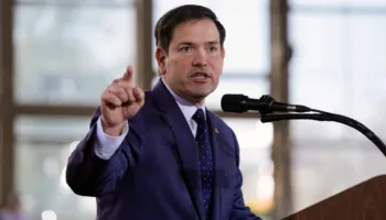 Rubio konfirmon aleancën SHBA-Europë, por veç gjysma e të pranishmëve u ngritën në këmbë