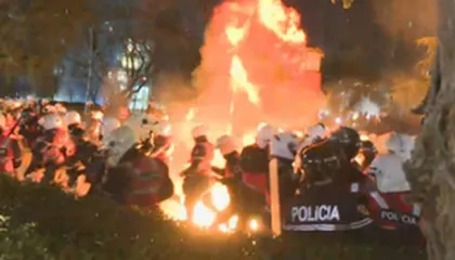 S’ ndalet protesta! Protestuesit rikthehen para Parlamentit, vijon ‘lufta’ molotov-gaz lotsjellës
