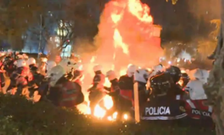 S’ ndalet protesta! Protestuesit rikthehen para Parlamentit, vijon ‘lufta’ molotov-gaz lotsjellës