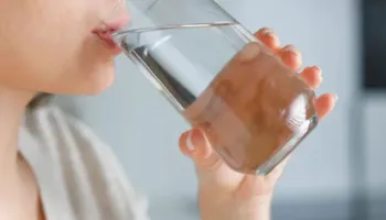 Sa ujë duhet të pimë çdo ditë për metabolizëm të shëndetshëm? Rekomandimet sipas moshës