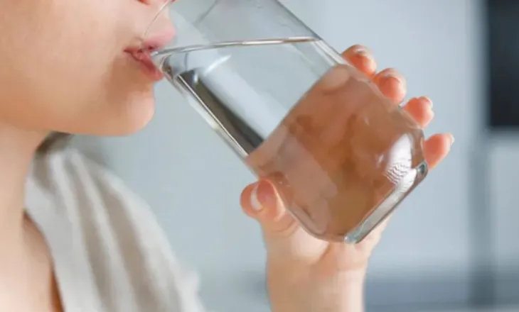 Sa ujë duhet të pimë çdo ditë për metabolizëm të shëndetshëm? Rekomandimet sipas moshës