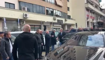 Sali Berisha mbërrin në SPAK për masën “detyrim paraqitje”, pritet nga simpatizantë