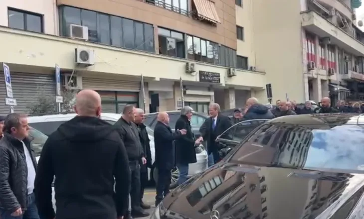 Sali Berisha mbërrin në SPAK për masën “detyrim paraqitje”, pritet nga simpatizantë