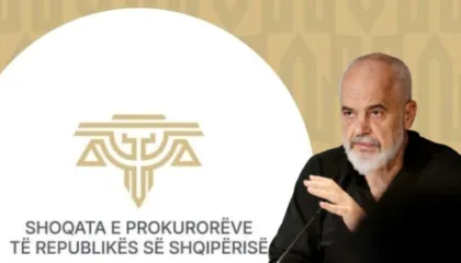 “Sapo genjeu sërish mbreti lakuriq!” Rama ‘sqaron’ gazetaren: Një zëdhënëse…Desha të ilustroj moshën njomë, jo t’i thumboja