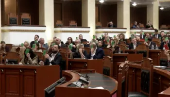 Seancë maratonë prej 18 orësh në Kuvend, PS voton ligjin për diplomatët. Rrëzohen në bllok 6 propozime të opozitës. Braçe abstenon