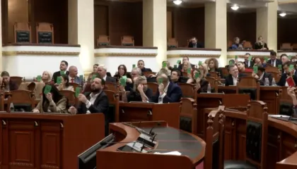 Seancë maratonë prej 18 orësh në Kuvend, PS voton ligjin për diplomatët. Rrëzohen në bllok 6 propozime të opozitës. Braçe abstenon