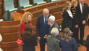 Seancë solemne në Kuvendin e Kosovës, i pranishëm edhe vëllai i komandantit legjendar Adem Jashari