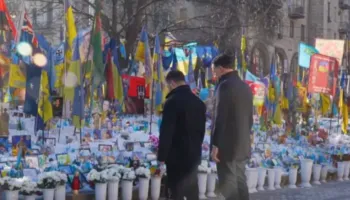 Sekretari i Përgjithshëm i NATO-s vizitë të papritur në Kiev, pritet nga Zelensky, nderojnë ushtarët e rënë në luftë