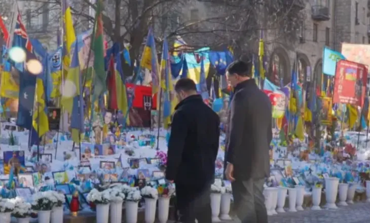 Sekretari i Përgjithshëm i NATO-s vizitë të papritur në Kiev, pritet nga Zelensky, nderojnë ushtarët e rënë në luftë