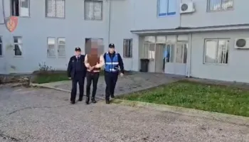 Sekuestrohen armë zjarri dhe drogë, arrestohet 33-vjeçari në Përmet me precedentë të mëparshëm penalë