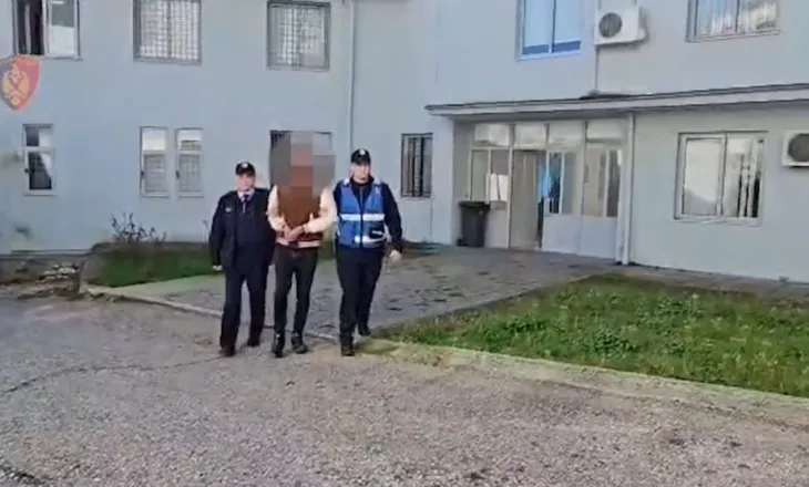 Sekuestrohen armë zjarri dhe drogë, arrestohet 33-vjeçari në Përmet me precedentë të mëparshëm penalë