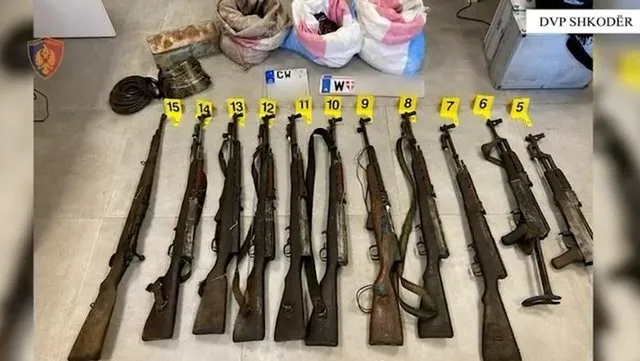 Sekuestrohen arsenal armësh zjarri dhe municioni luftarak në Shkodër, arrestohen dy të rinjtë (Emra)
