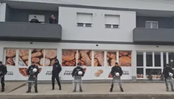 Serbë të Surdullicës protestojnë për dëbimin e familjes shqiptare, pas aksidentit me fatalitet