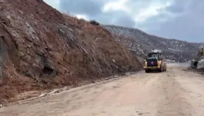 Sërish probleme në aksin Qukës–Qafë Plloçë, rruga bllokohet sërish pas rrëshqitjes së dherave dhe gurëve