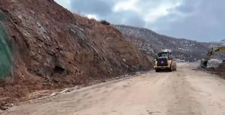 Sërish probleme në aksin Qukës–Qafë Plloçë, rruga bllokohet sërish pas rrëshqitjes së dherave dhe gurëve